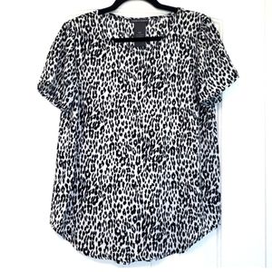 Chelsea & Theodore Black/White Animal Print Short Sleeve Blouse (Size Medium)
